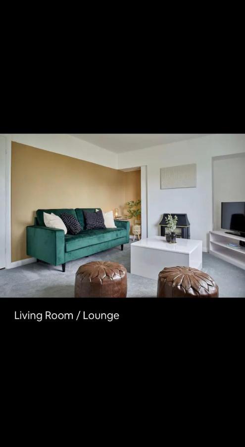 Spacious 3 Bedroom House In * Ноттингем